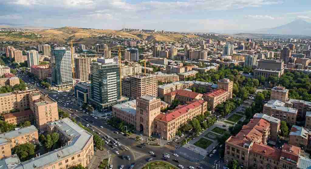 Lugfoto van 'n stad in Armenië wat residensiële en kommersiële geboue uitlig.