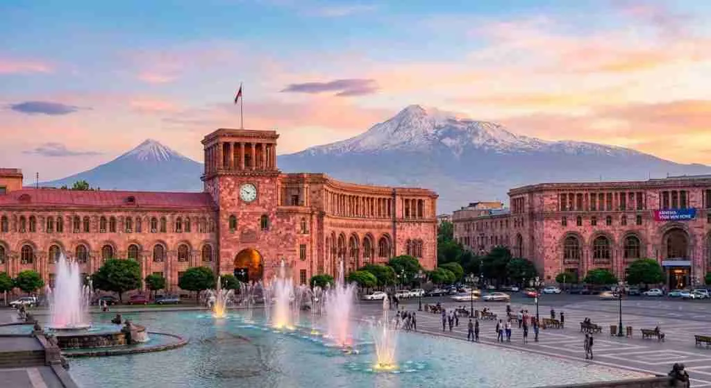 منظره‌ای زیبا از میدان جمهوری ایروان با کوه آرارات در پس‌زمینه.