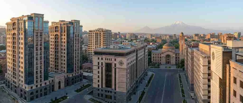 亚美尼亚某城市住宅楼和律师事务所的全景图。