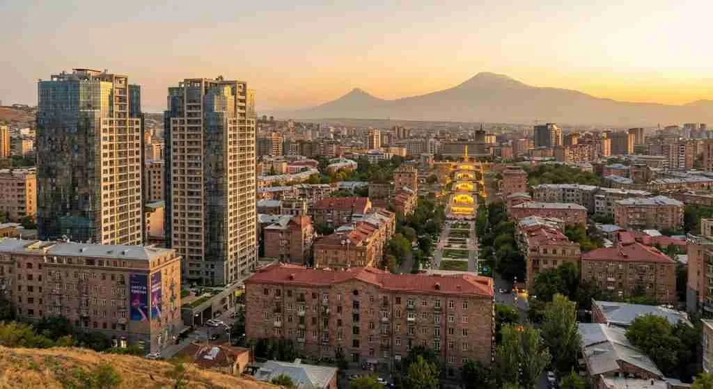 Երևանի համայնապատկերը՝ ժամանակակից բնակարաններով և տեղական ճարտարապետությամբ։