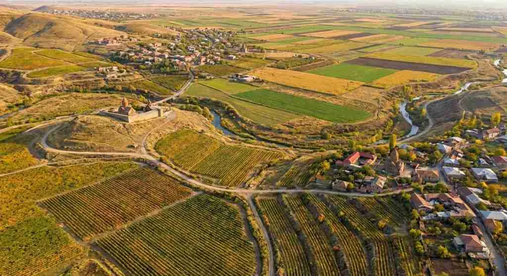 Vista aérea da paisagem agrícola armênia com vinhedos e campos.