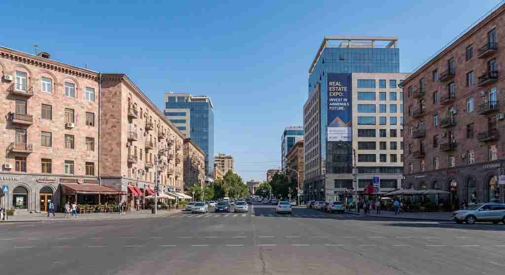 Kiến trúc đô thị ở Armenia, bao gồm các công trình dân cư và thương mại.