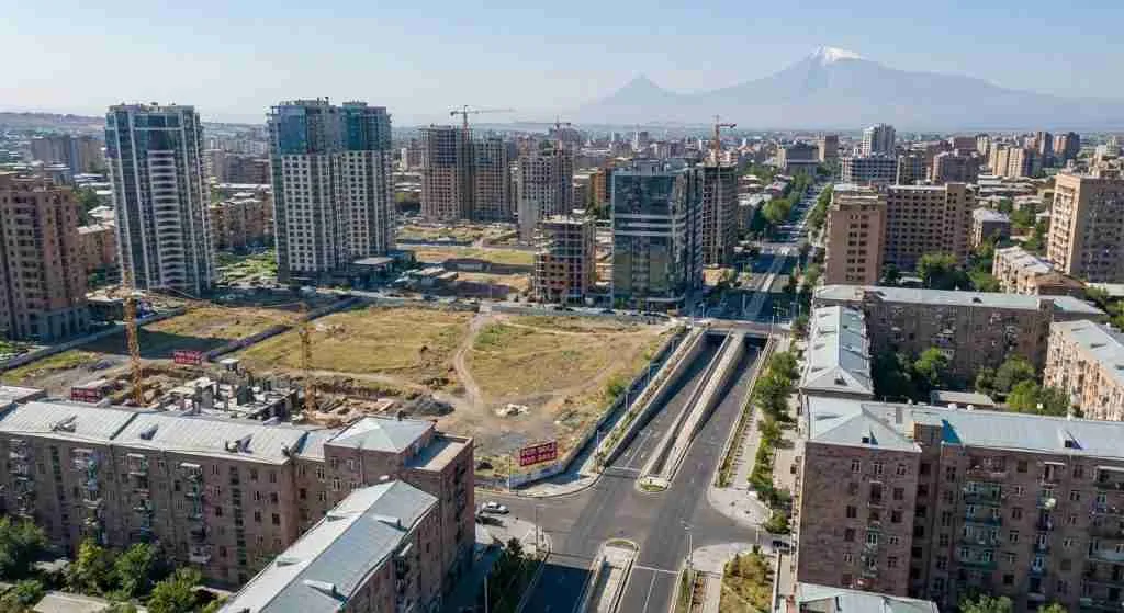 Luftaufnahme einer modernen Stadt mit Wohngebäuden und Grünflächen in Armenien.