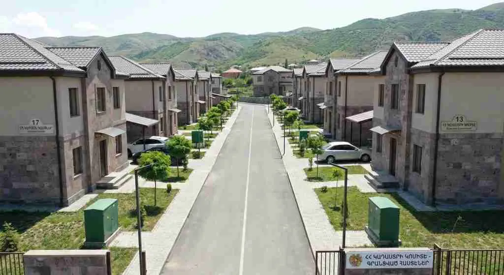 Wohngebiet in Armenien mit charakteristischen Straßen und Häusern.