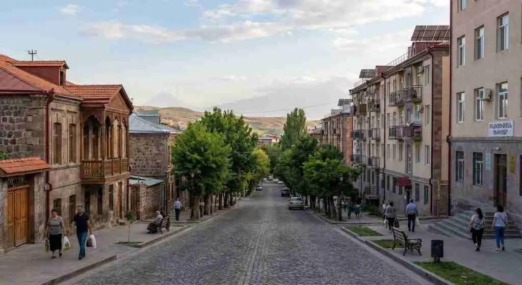 Woonwijk in Armenië met moderne en traditionele huizen, omgeven door groen.