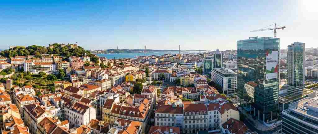 里斯本全景，现代建筑与历史建筑在蓝天的映衬下尽收眼底。
