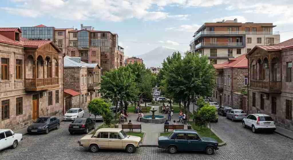 Բնակելի թաղամաս Հայաստանում՝ ավանդական և ժամանակակից տներով և զբոսայգով։