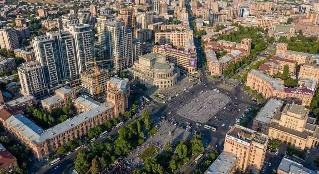 Вид на центр Еревана с высоты птичьего полета, демонстрирующий современные и исторические здания.
